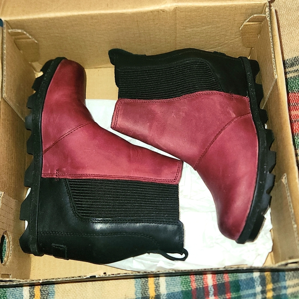 Sorel Joan of Arctic Wedge II Chelsea in Rich Wine (rare color)  😍😍 Great cond